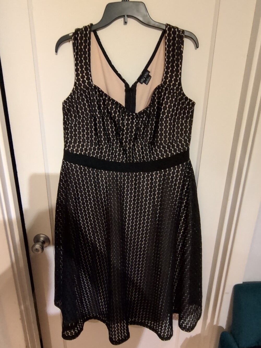 City Chic Black And Tan Dress Plus Sz 16 Sleeveless, Fit And Flare